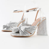 Sandalen mit Schleife und klobigem Absatz